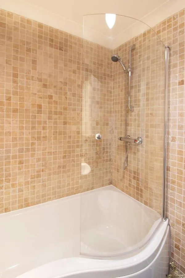 Apartment Station Lodge Close To City Centre With Parking Exeter